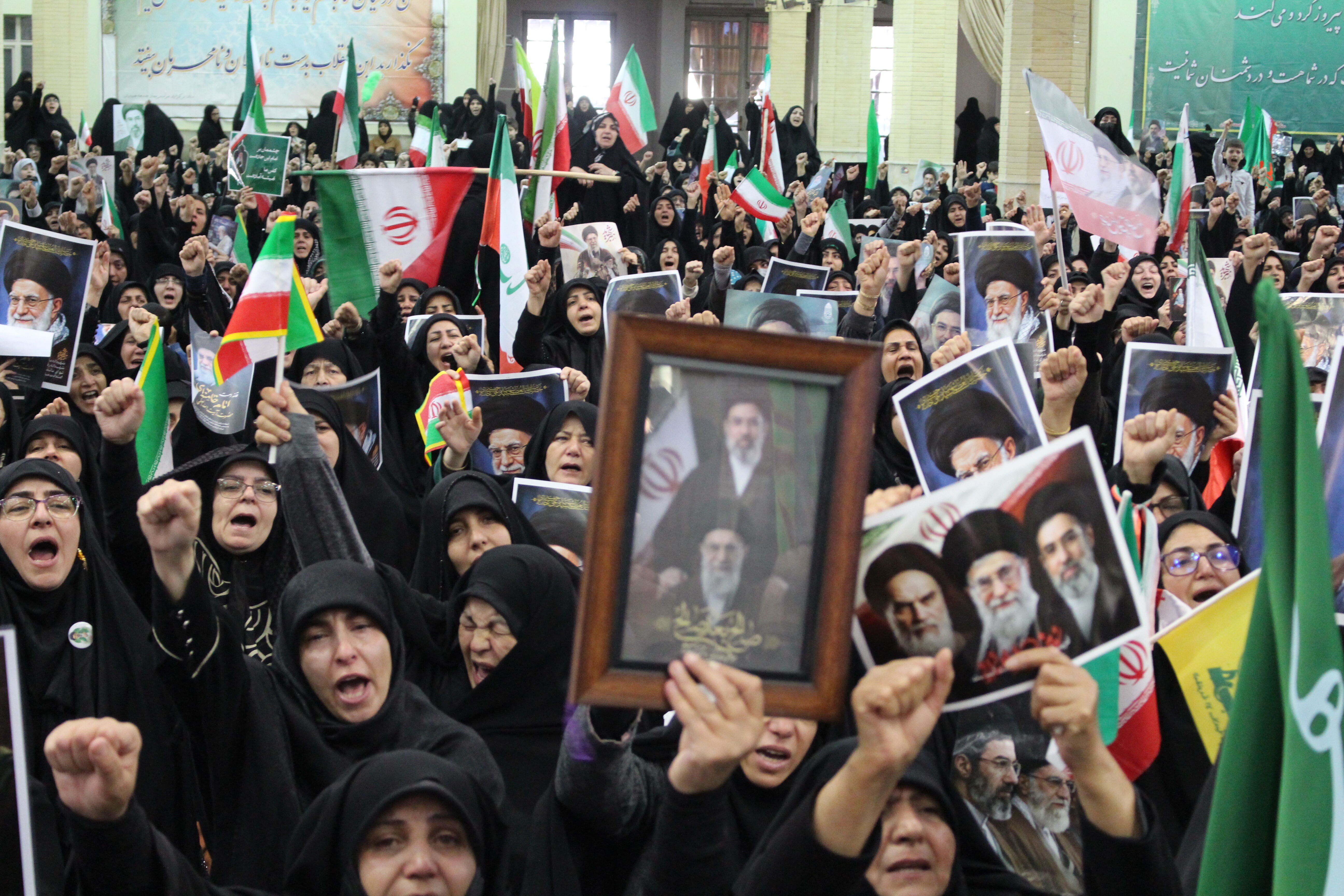 بیعت بانوان مؤمن همدانی با رهبر معظم انقلاب اسلامی 