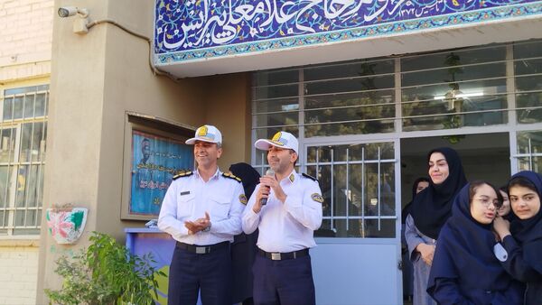 گرامیداشت هفته نیروی انتظامی در دبیرستان دخترانه پیرایش یک