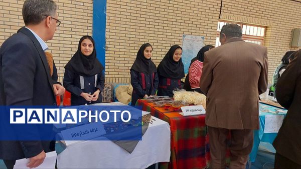 بازارچه دانش‌آموزی در دبیرستان فرزانگان ایلام