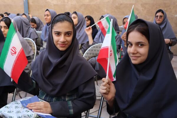 مراسم جشن ملی عاطفه‌ها در دبیرستان دخترانه شهید دکتر پاکنژاد یزد 