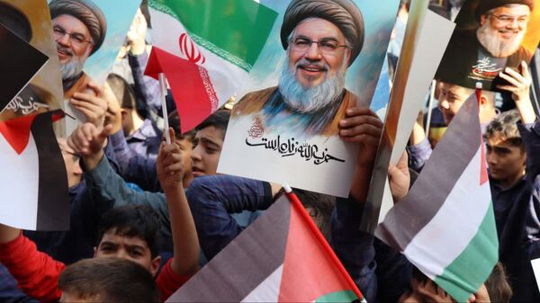  ادای احترام دانش‌آموزان و فرهنگیان شهرستان پاکدشت به مقام شامخ شهیدان مقاومت و شهید سید حسن نصرالله 