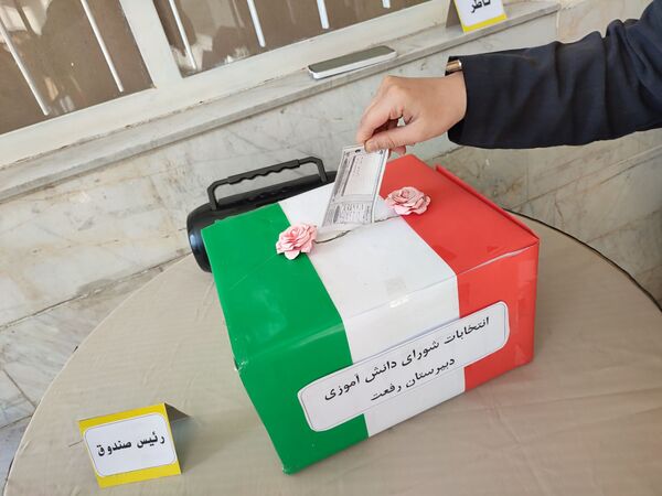 انتخابات شورای دانش آموزی در دبیرستان رفعت