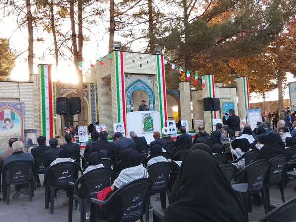 غبارروبی و عطرافشانی گلزار مطهر شهدا در نیشابور 