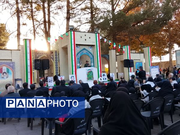 غبارروبی و عطرافشانی گلزار مطهر شهدا در نیشابور 