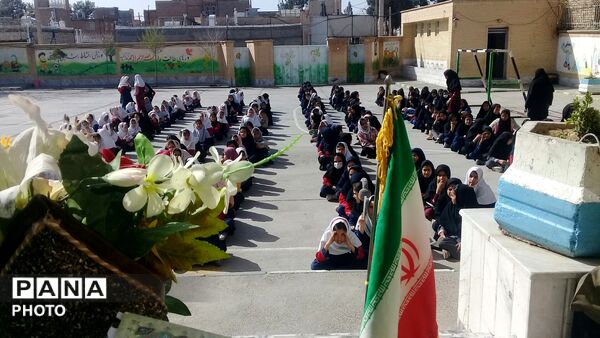 جشن و اهدا جوایز به دانش اموزان نمونه در مدرسه تکتم