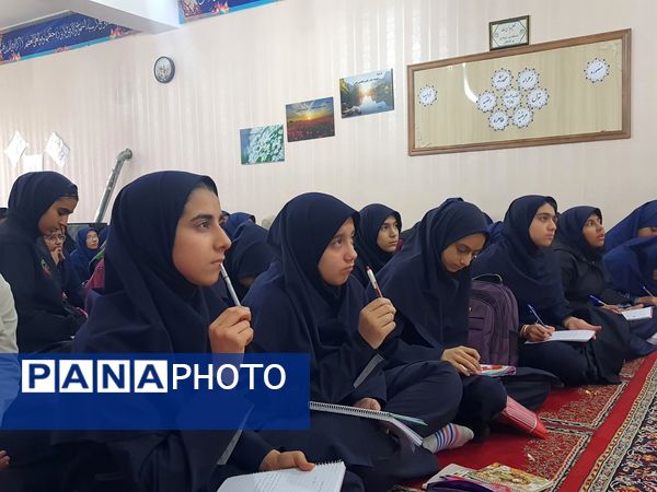 بازدید مادر شهید از مدرسه شاهد تکتم 