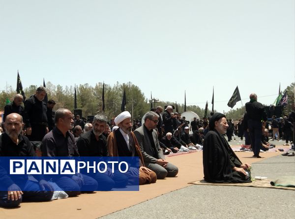 اقامه نماز ظهر عاشورا در بیرجند