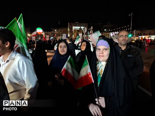 مردم شریف مشهد با شعار " هوا فضای سپاه، بزن به کاخ سیاه"  تاریکی شب‌ را روشن کردند