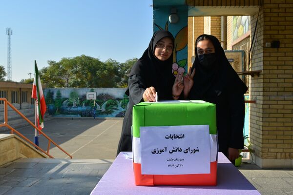 تجربه تمرین دموکراسی دانش‌آموزان مدرسه حکمت در انتخابات شورای دانش‌آموزی