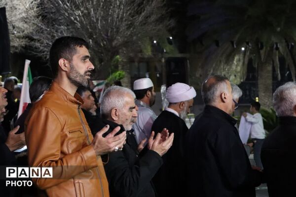 تجمع مردم انقلابی بندرترکمن در میدان مختومقلی