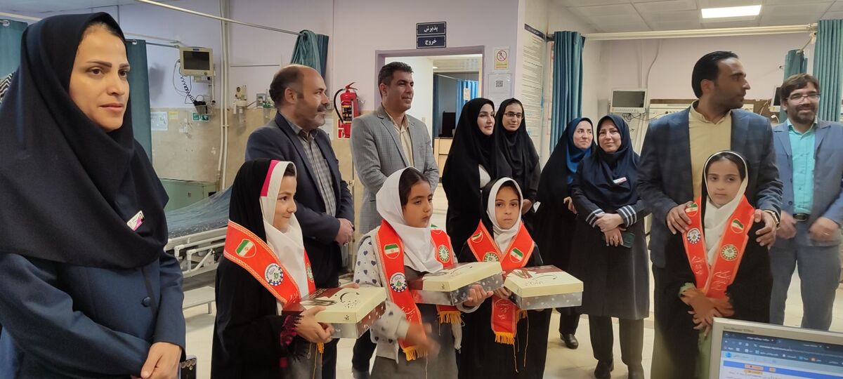 دانش‌آموزان دبستان فرهنگیان دوره اول با اهدای گل از پرستاران تقدیر کردند