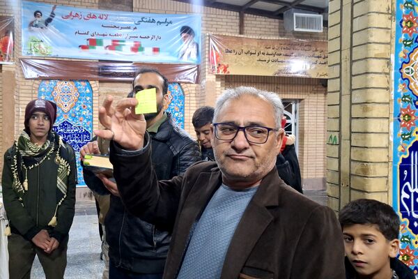 غبارروبی مزار شهدای گمنام توسط نوجوانان جهادگر شیرازی