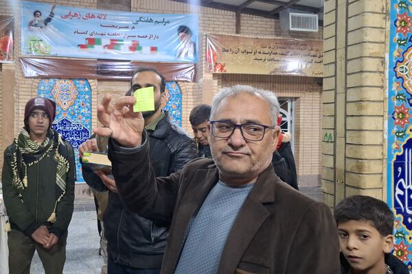 غبارروبی مزار شهدای گمنام توسط نوجوانان جهادگر شیرازی