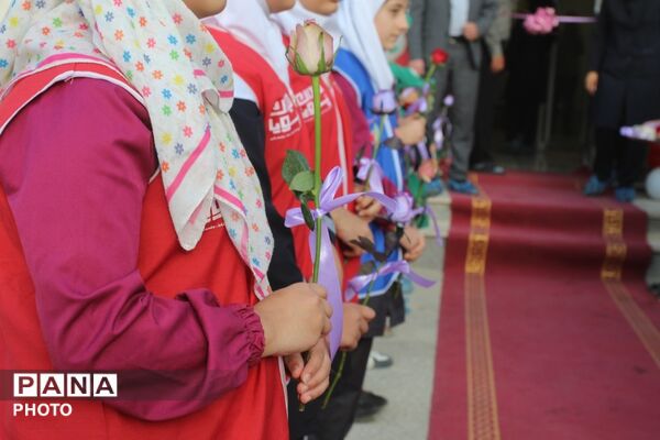 افتتاح نخستین استخر دانش‌آموزی استان زنجان با حضور وزیر آموزش و پرورش