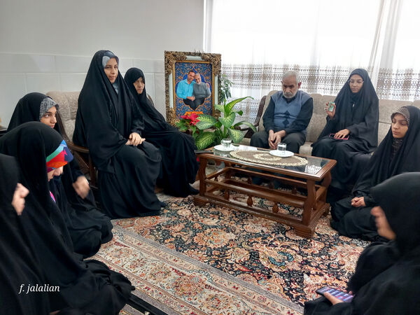 دیدار دختران رای اولی قم با خانواده شهید آقازاده نژاد