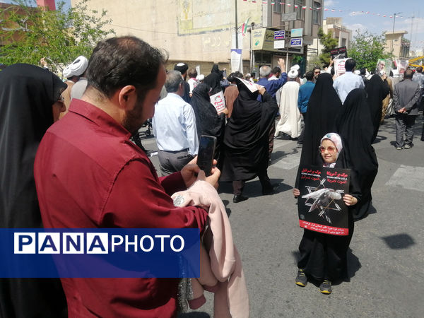راهپیمایی نمازگزاران جمعه قم در حمایت از عملیات وعده صادق و طرح نور