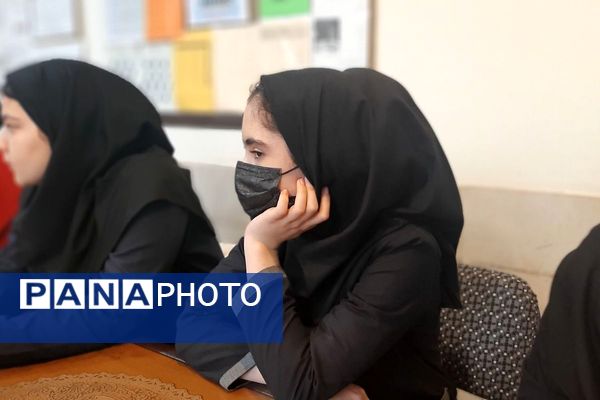 جلسه مدیر با دانش آموزان منتخب پژوهشسرا در دبیرستان شهدای هسته ای قرچک