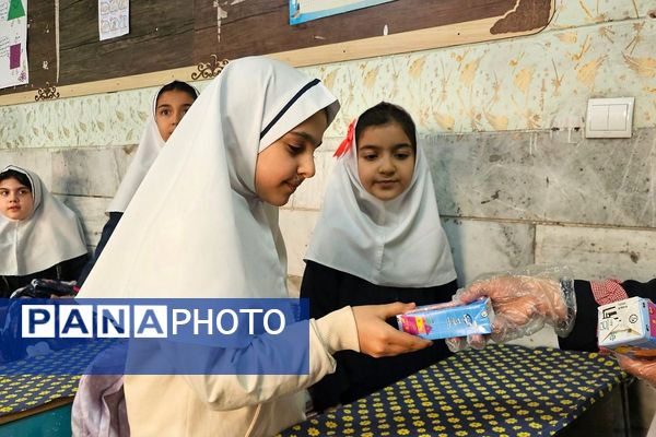 توزیع بسته‌های سلامتی در مدرسه ابتدایی هدی با مشارکت سفیران سلامت