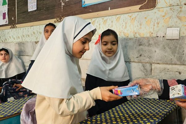 توزیع بسته‌های سلامتی در مدرسه ابتدایی هدی با مشارکت سفیران سلامت