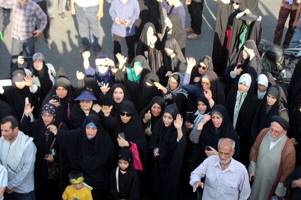 جلوه‌های حماسی از حضور نوجوانان قمی در مراسم تشییع شهدا 