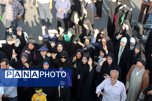 جلوه‌های حماسی از حضور نوجوانان قمی در مراسم تشییع شهدا 
