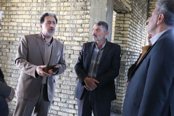 بازدید مشاور وزیر آموزش و پرورش از پروژه‌های مدرسه‌سازی در بخش بهمن ابرکوه 