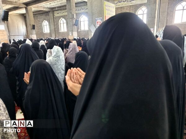از پیر تا دانش آموز در نماز جمعه نیشابور حضور دارند-۱