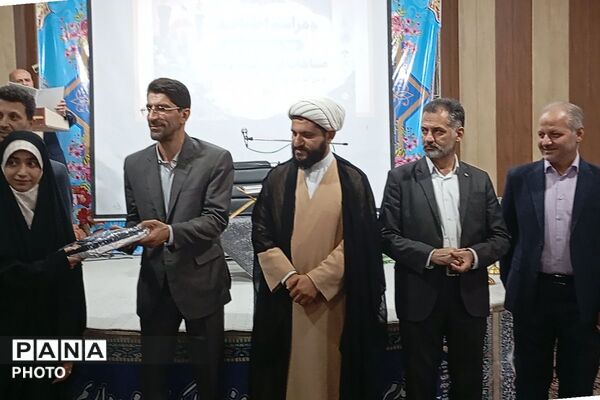 تقدیر از منتخبین مسابقات قرآن، عترت و نماز شهرستان شهریار 
