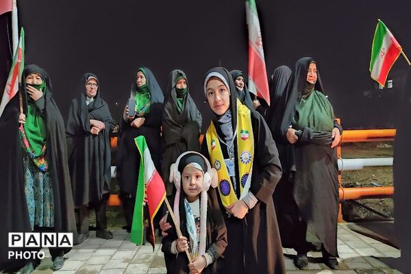 پرچم عزت را می‌بریم بالا 