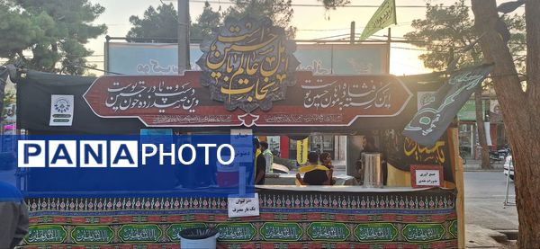 پذیرایی موکب سازمان دانش‌آموزی شهرستان اسفراین از عزاداران امام حسین (ع)