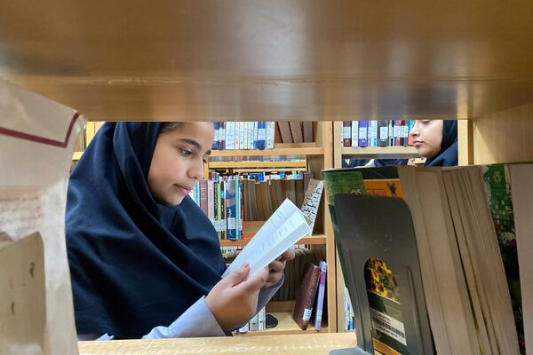 دانش‌آموزان دبیرستان نگین‌دانش ورامین میهمان کتابخانه رازی شدند