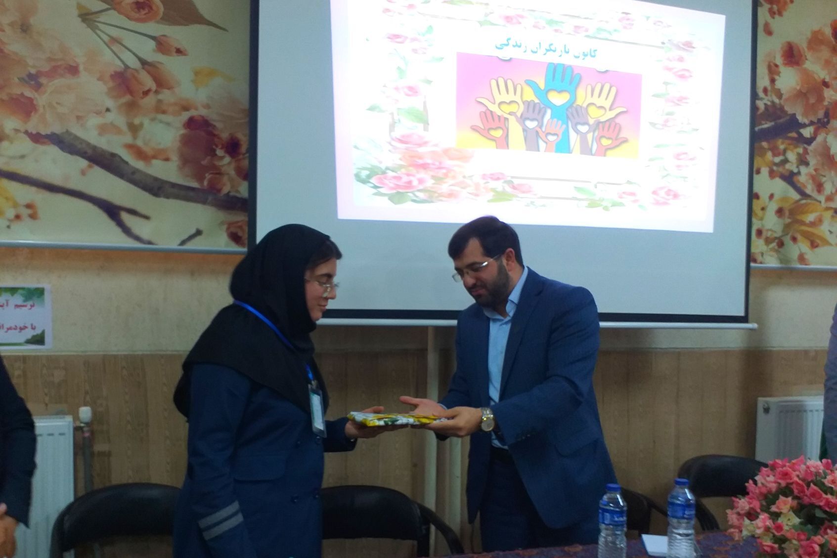 آیین افتتاحیه طرح کانون یاریگران زندگی و برپایی نمایشگاه مبارزه با آسیب‌های اجتماعی در دبیرستان شهید همت ملارد