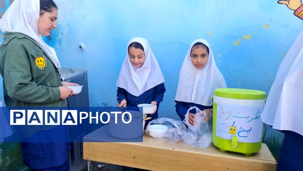 جشنواره فروش غذاهای سالم با مشارکت دانش آموزان مدرسه شهید رجایی ۱ منطقه پردیس 