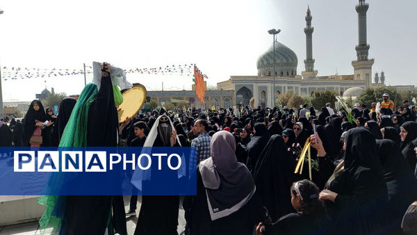 عشق و ارادت زائران حضرت معصومه(س) در قالب کاروان نمادین ورود ایشان به قم