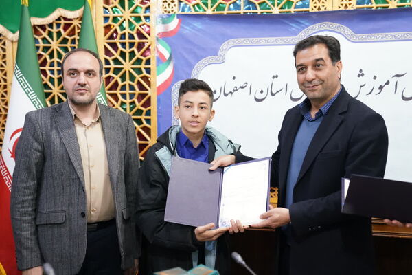 نشست مدیرکل آموزش و‌ پرورش استان اصفهان با نمایندگان شورای دانش‌آموزی و مجلس دانش‌آموزی استان 