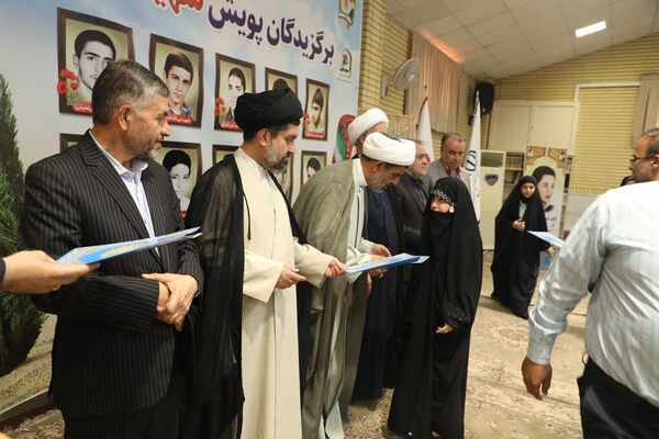 تجلیل از دانش‌آموزان برگزیده پویش «شهید من» در قم