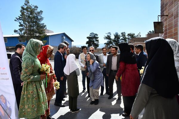 حضور نماینده کمیساریای عالی سازمان ملل در دبستان وحدت بیرجند 