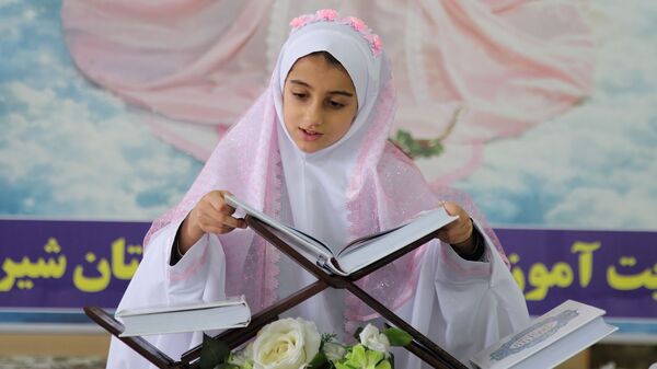 حضور پرشور مکلفین در مصلی بزرگ امام خامنه‌ای(مدظله العالی) با حضور بیش از ۱۰۰۰ هزار دانش‌آموز شهرستان