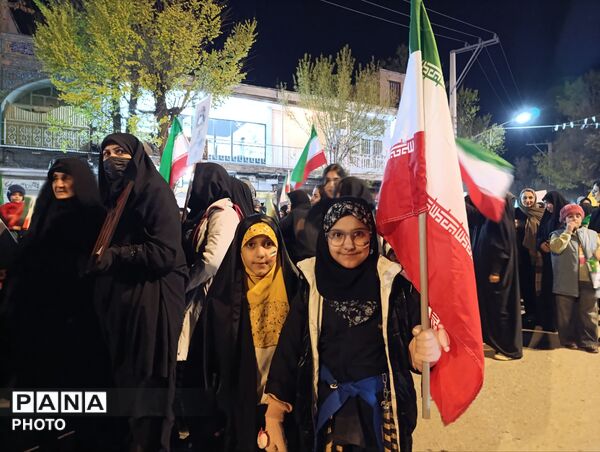 دهه نودی‌ها همچنان ایستاده اند