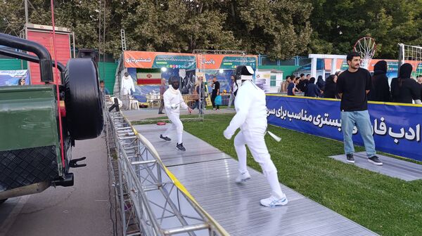 مانور ورزشی دانش آموزان در شب افتتاحیه جشنواره خانواده ورزش 