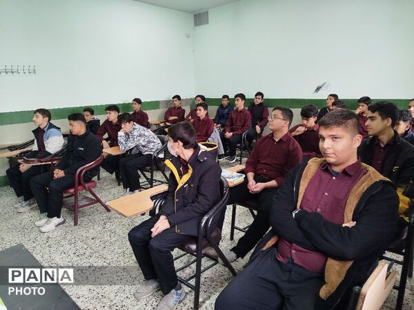 فرایند بررسی عملکرد معلمان منتخب دبیرستان نمونه آیت الله خامنه ای