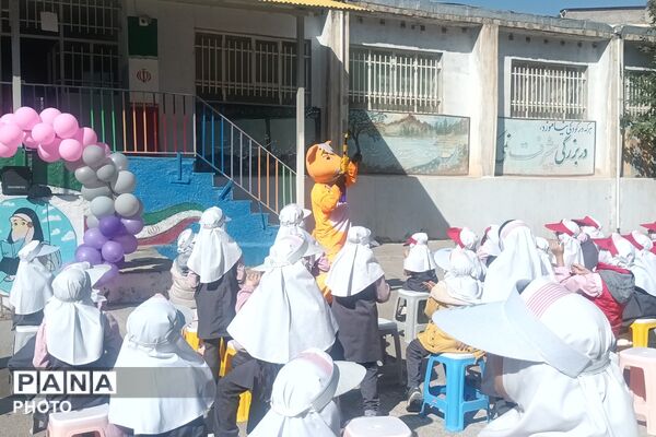 نمایش شاد کودکانه با حضور «عمو اخوان» در دبستان بنت‌الهدی فیروزکوه