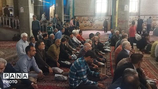 از پیر تا دانش آموز در نماز جمعه نیشابور حضور دارند-۱