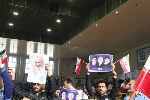 استقبال مردم اهواز از رئیس جمهوری