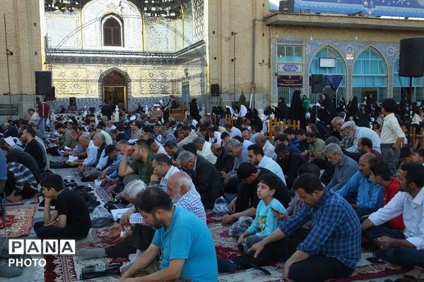 طنین نوای ملکوتی دعای عرفه در حرم حضرت جعفر بن موسی الکاظم (ع) پیشوا