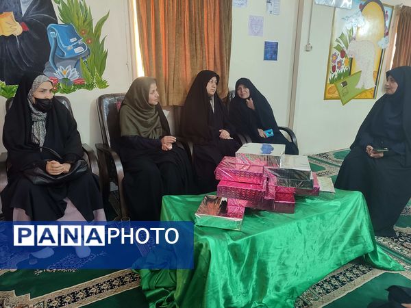 تقدیر از دانش آموزان فعال و تکریم همسر و فرزندان شهدای دبستان شاهد حاج تقی آقا بزرگ مشهد