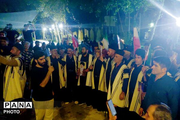 حضور پرشور جمعی از قوم بختیاری لردگان در آیین تشییع رهبر در میدان انقلاب تهران
