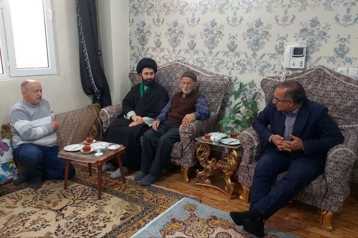 دیدار فرماندار فیروزکوه با خانواده‌های شهدا