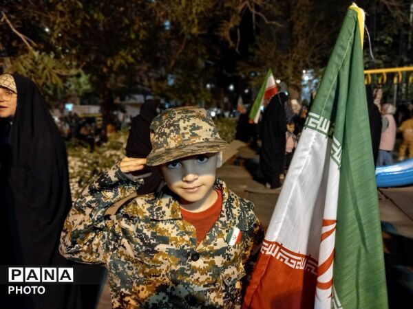 مردم تویسرکان در تجمع شبانه بر استمرار همراهی با انقلاب تأکید کردند
