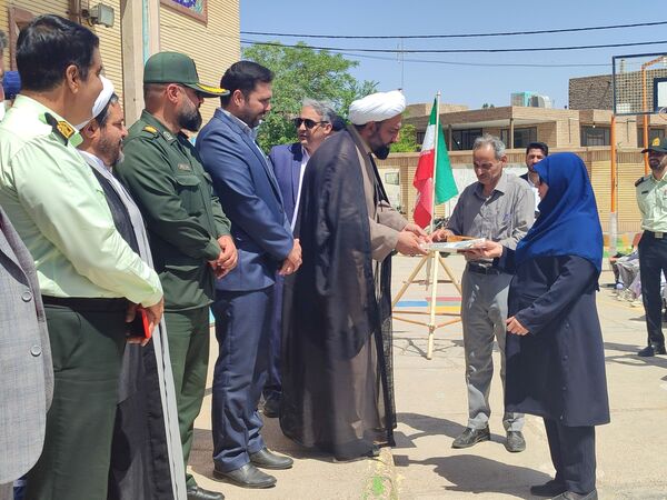 نواختن زنگ سپاس معلم در دبستان دخترانه شاهد نرگس